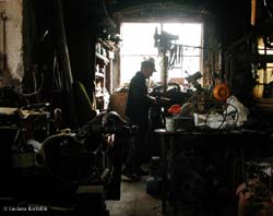 Un fabbro nella sua bottega