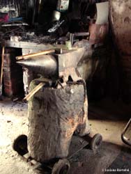 Incudine su ceppo di legno Incudine su ceppo di legno