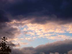 nuvole nere al tramonto