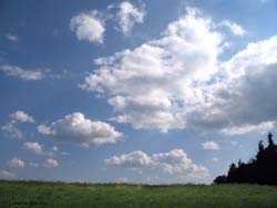 cielo con nuvole sparse chiare